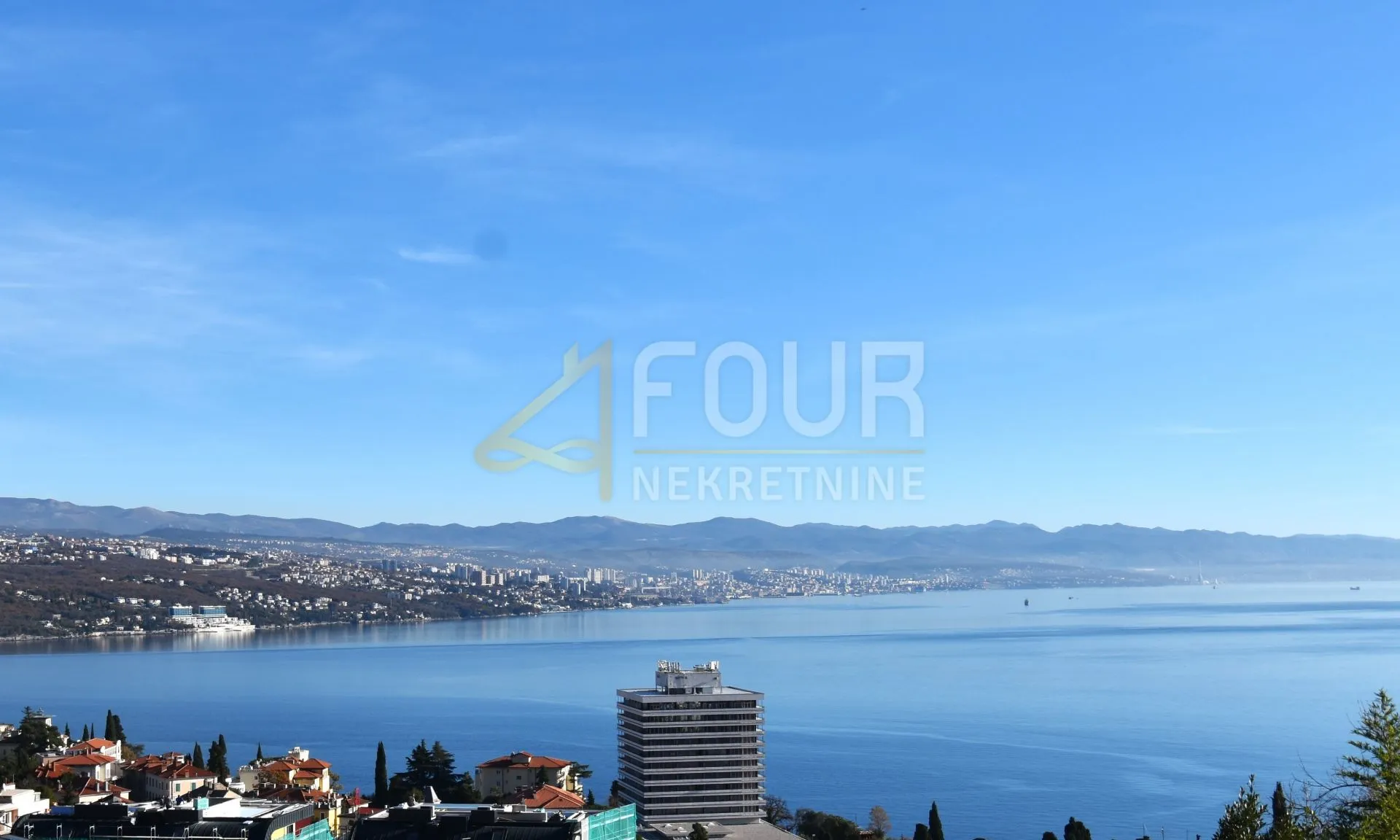 Opatija, kuća s 4 stana, garažom i okućnicom, 500m od mora!