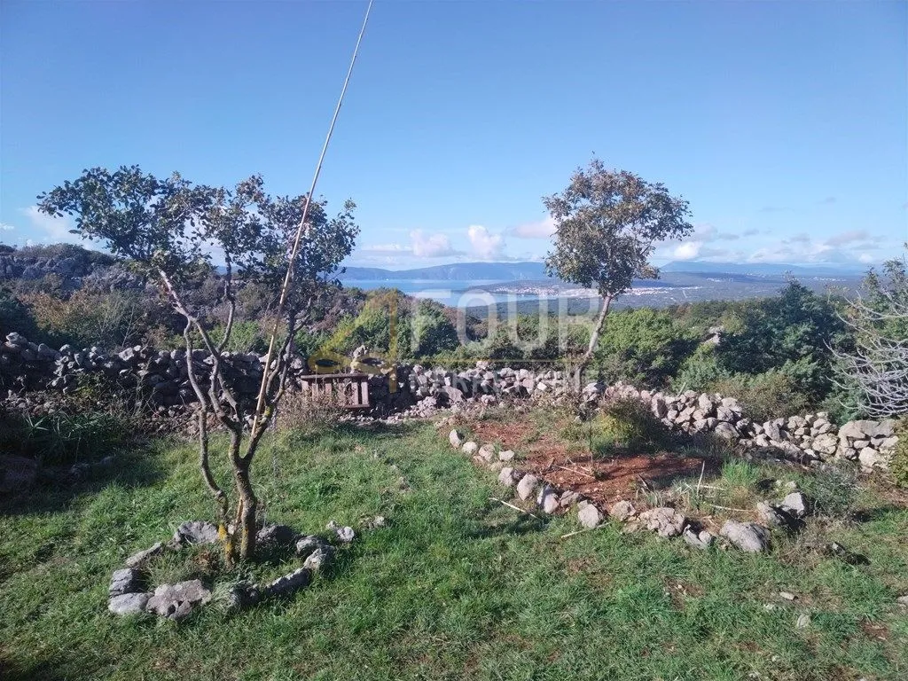 otok krk, punat, poljoprivredno zemljište s pogledom na more i punat - slika 11