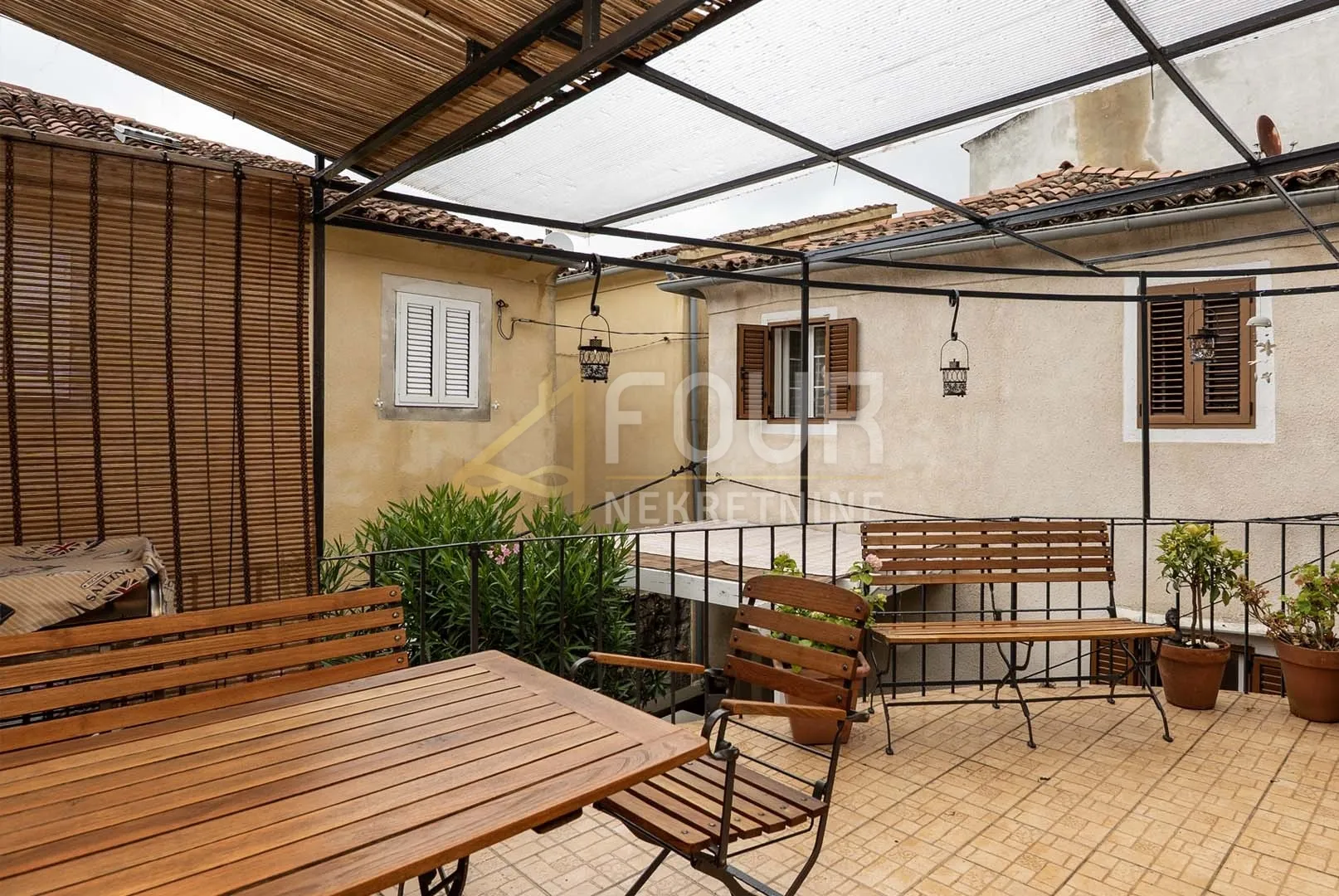 otok cres, grad cres, kuća - restoran + apartmani + stan - slika 15