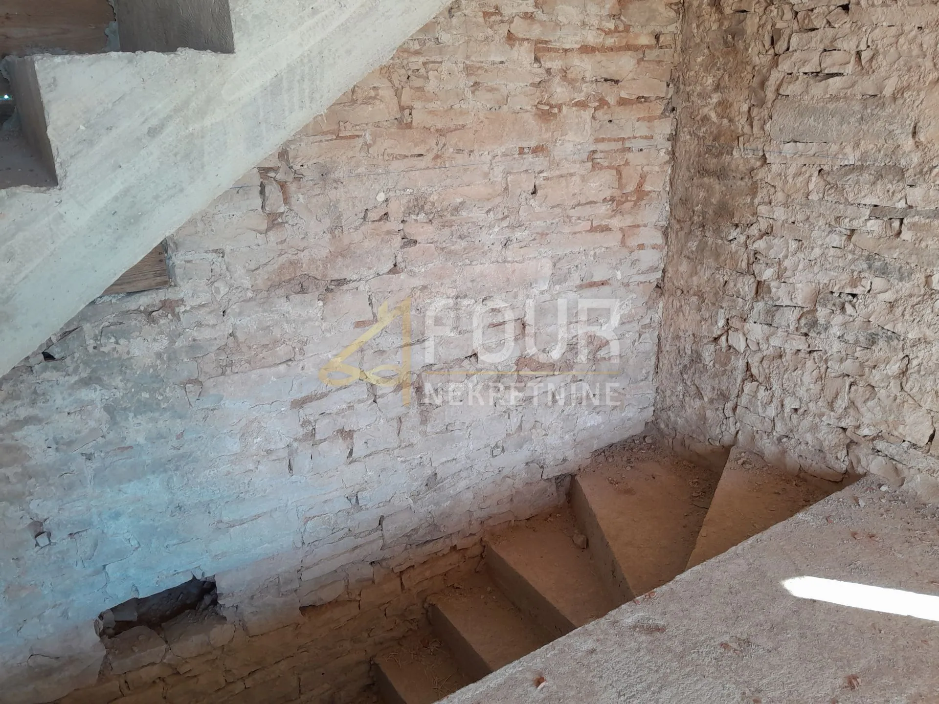 istra, kanfanar, kuća 240m2, okućnica - slika 8