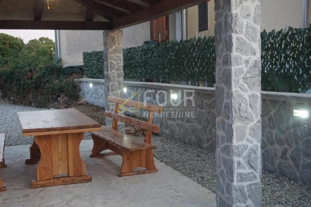 otok krk, okolica malinske, kamena kuća s 2 stana i bazenom - slika 4