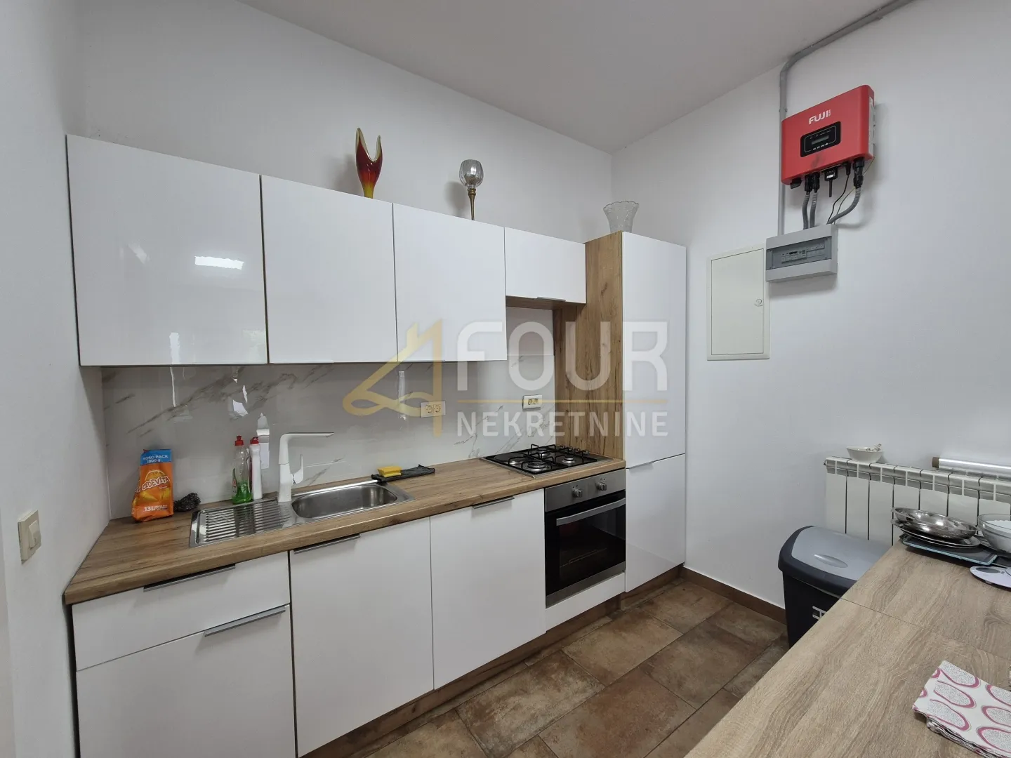 krasica, 292m2, dizajnerska kuća s garažom i uređenom okućnicom - slika 9