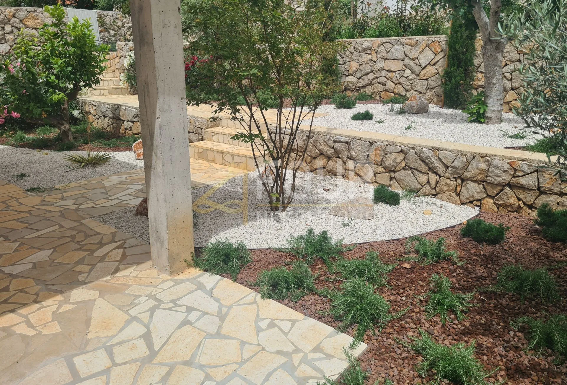 cres - centar, dvoetažni stan 131.88m2, okućnica 104m2 - slika 6
