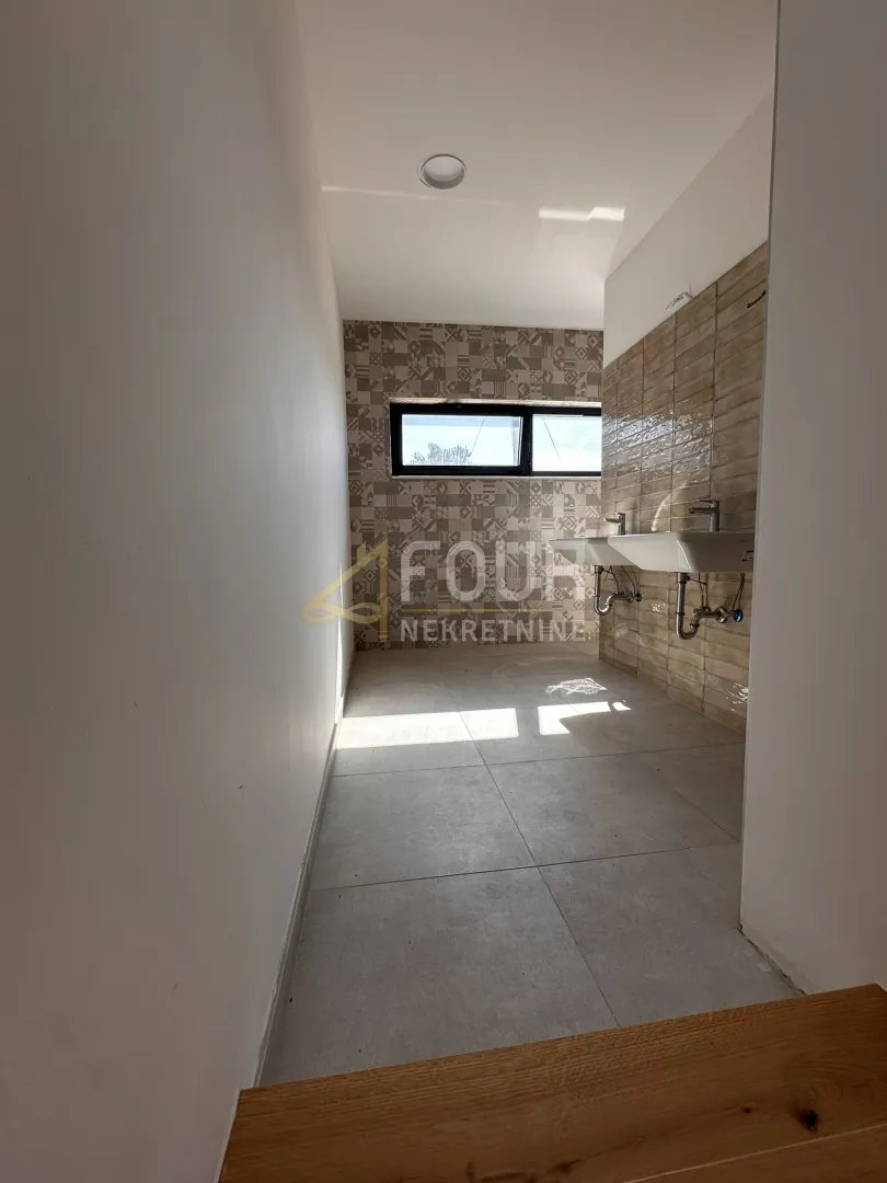 dalmacija, vodice, moderna novogradnja s bazenom - slika 11