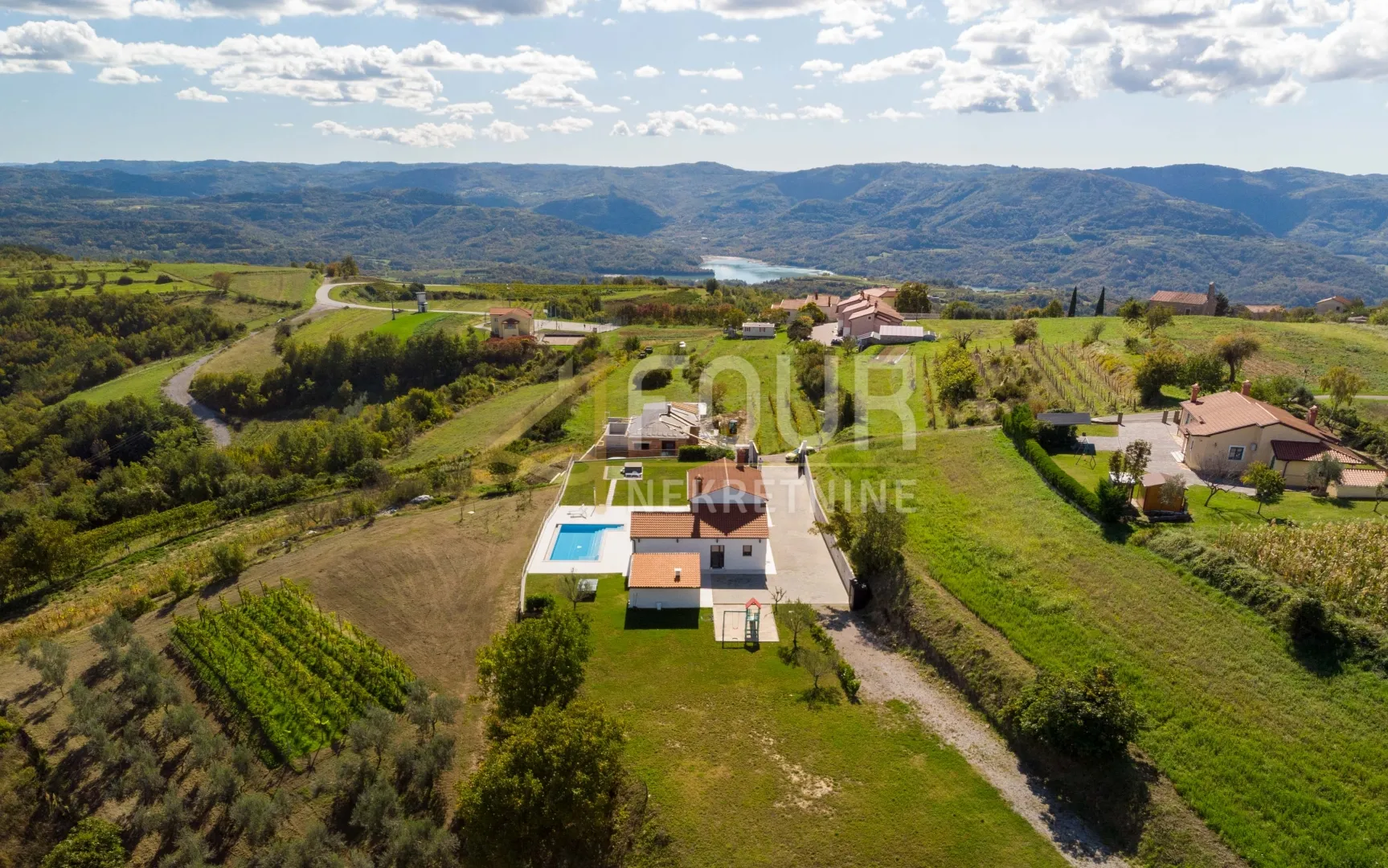 istra, buzet, luksuzna vila s bazenom - slika 44