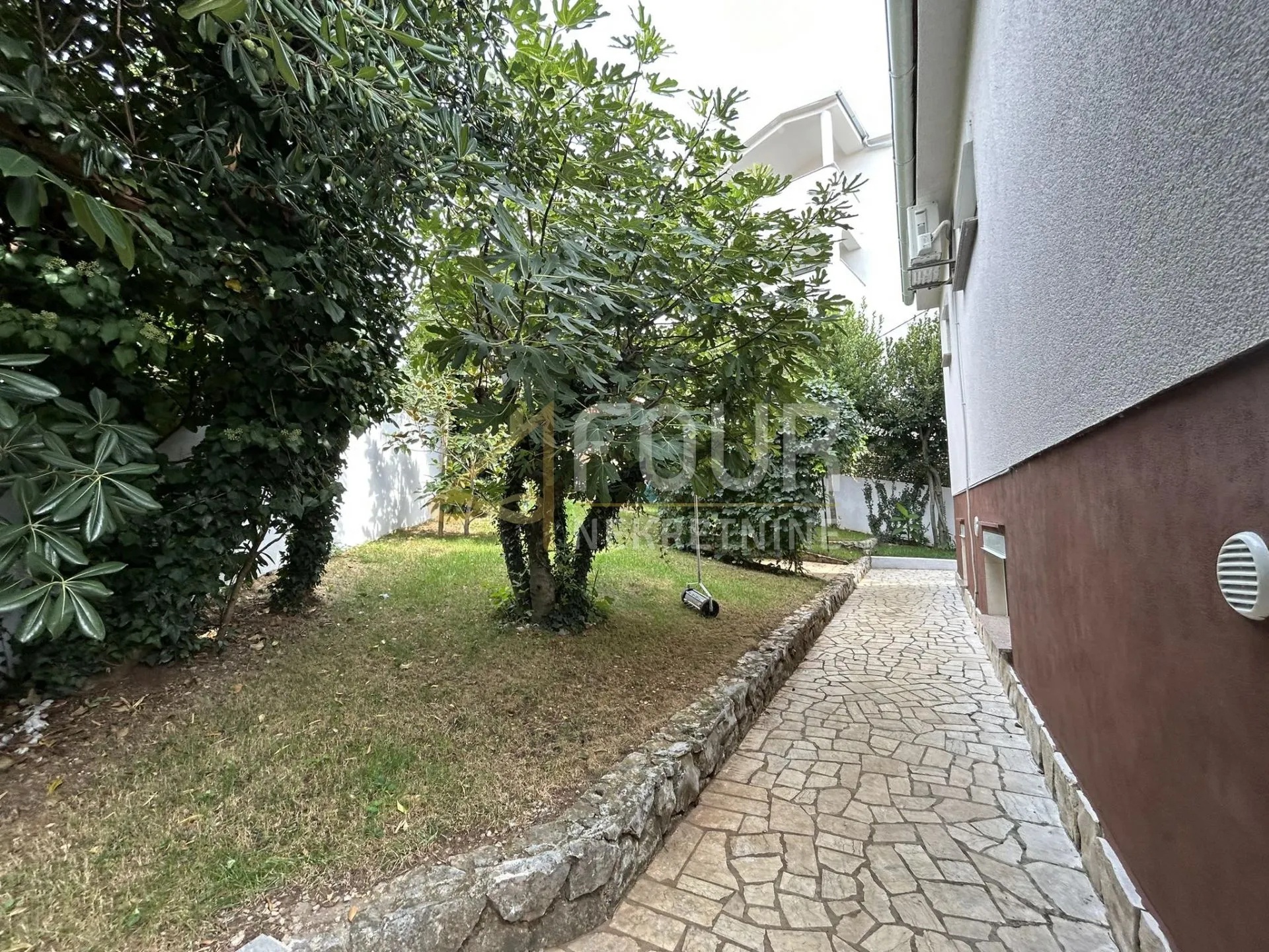 selce, kvalitetna kuća s 3 stana, 200m od mora - slika 34