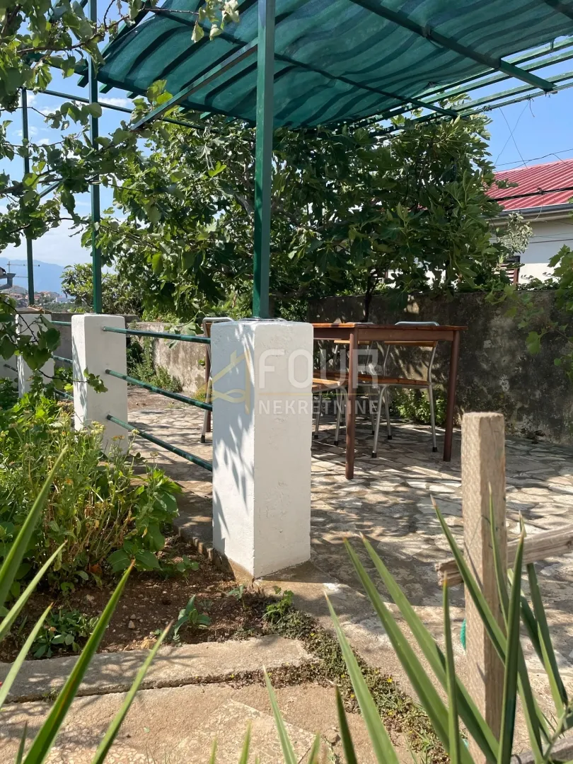 senj, samostojeća kuća s 2 apartmana, okućnica - slika 14