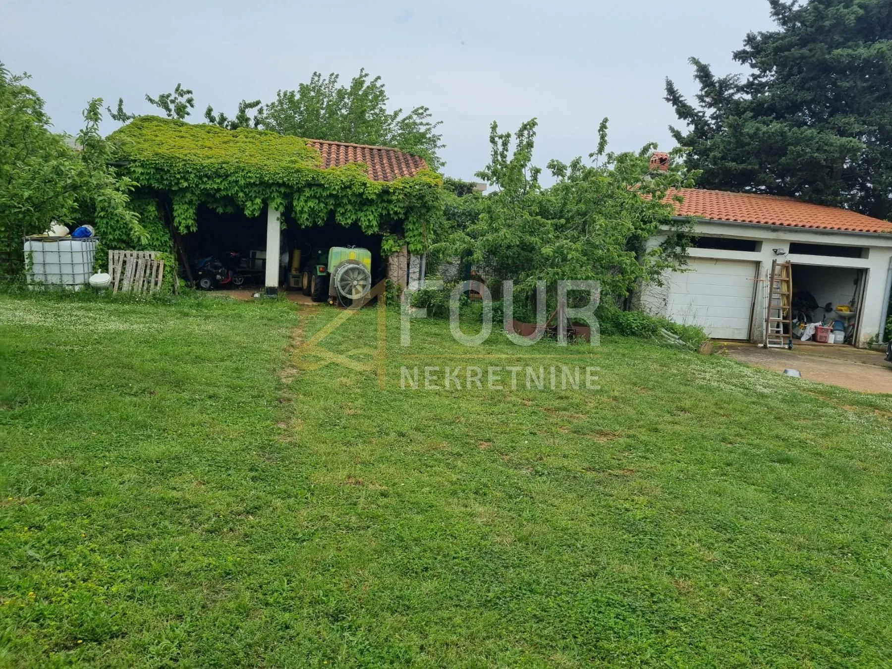 istra, pula, dvije kuće, bazen, 4 garaže, velika okućnica - slika 5