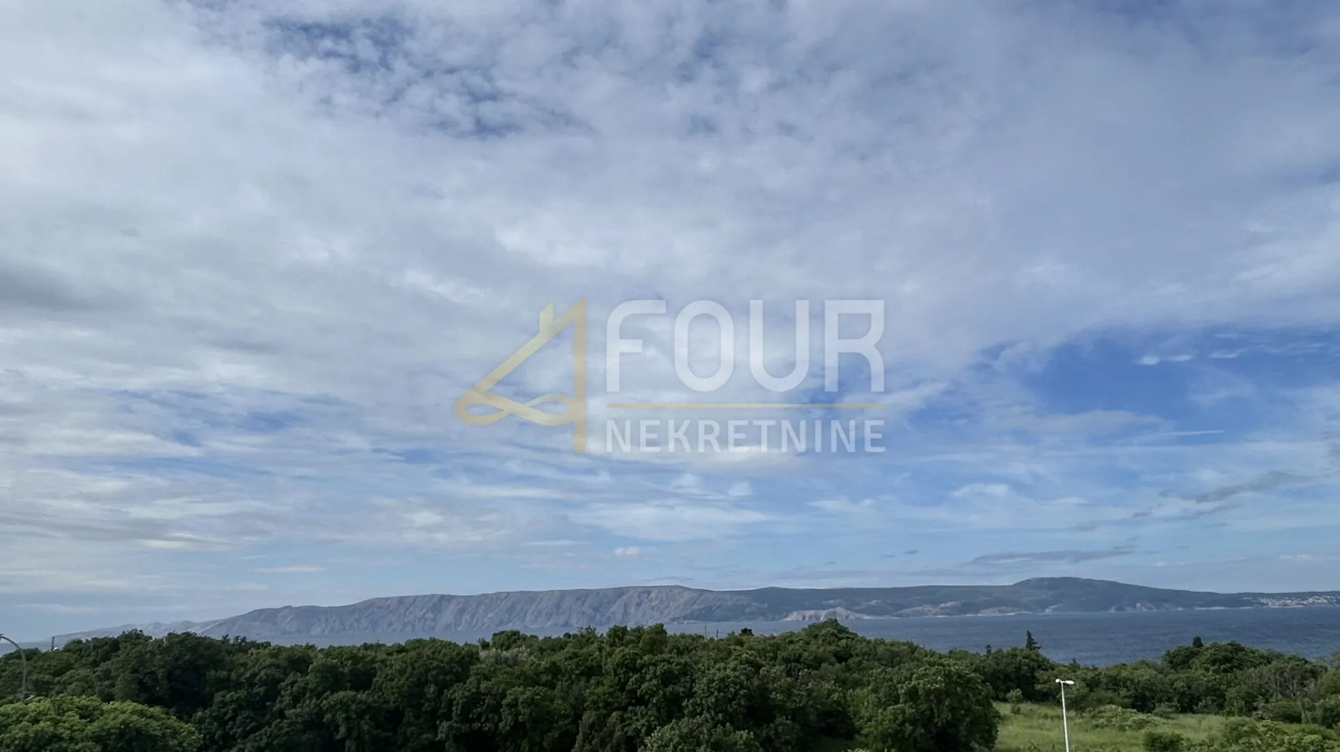 Novi Vinodolski, 158.54m2, u naravi 2 stana, 2 balkona, 50m od mora!