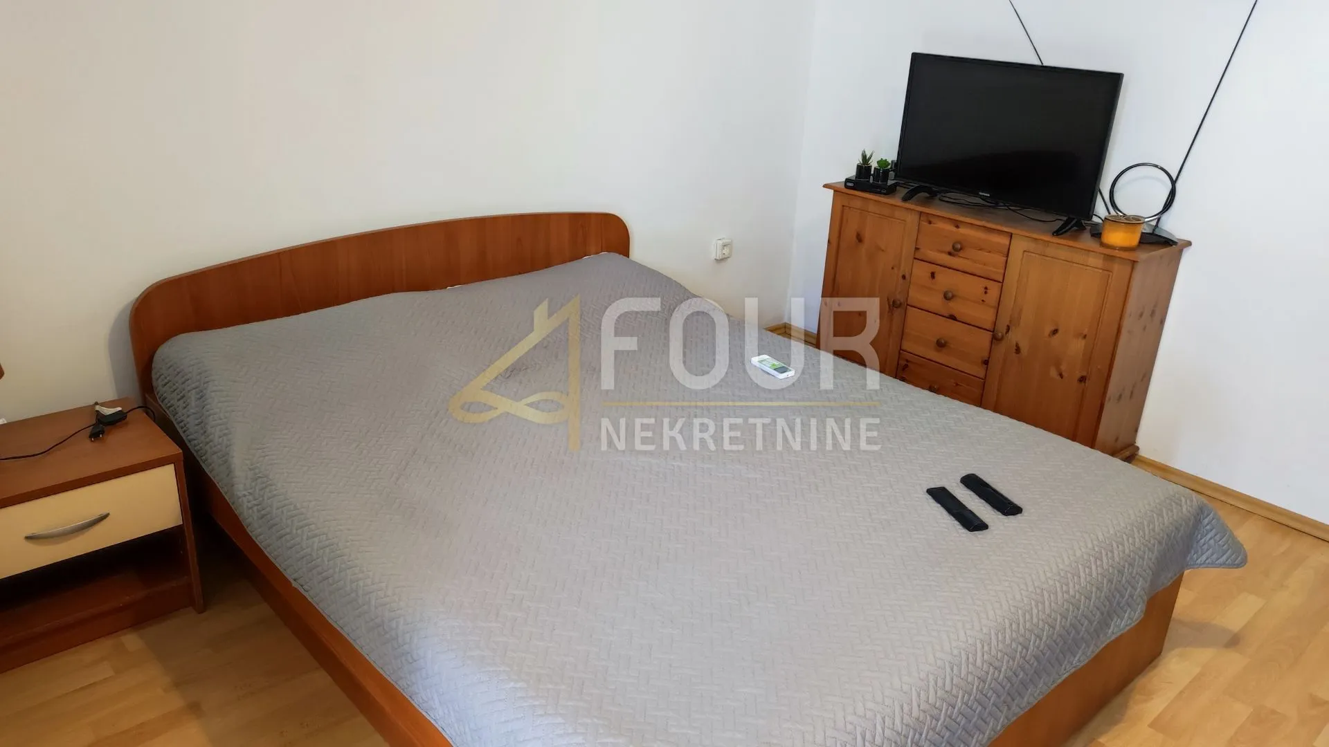 jadranovo, samostojeća kuća s 3 apartmana - slika 16