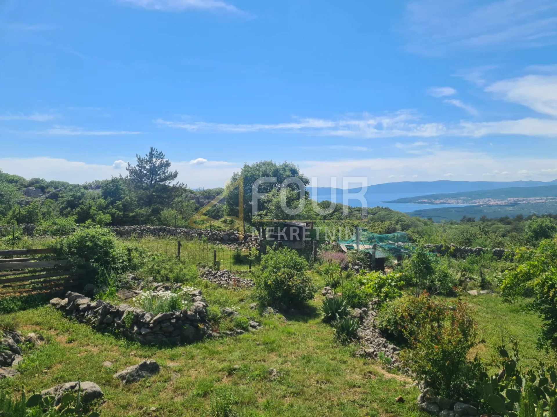 Otok Krk, Punat, poljoprivredno zemljište s pogledom na more i Punat