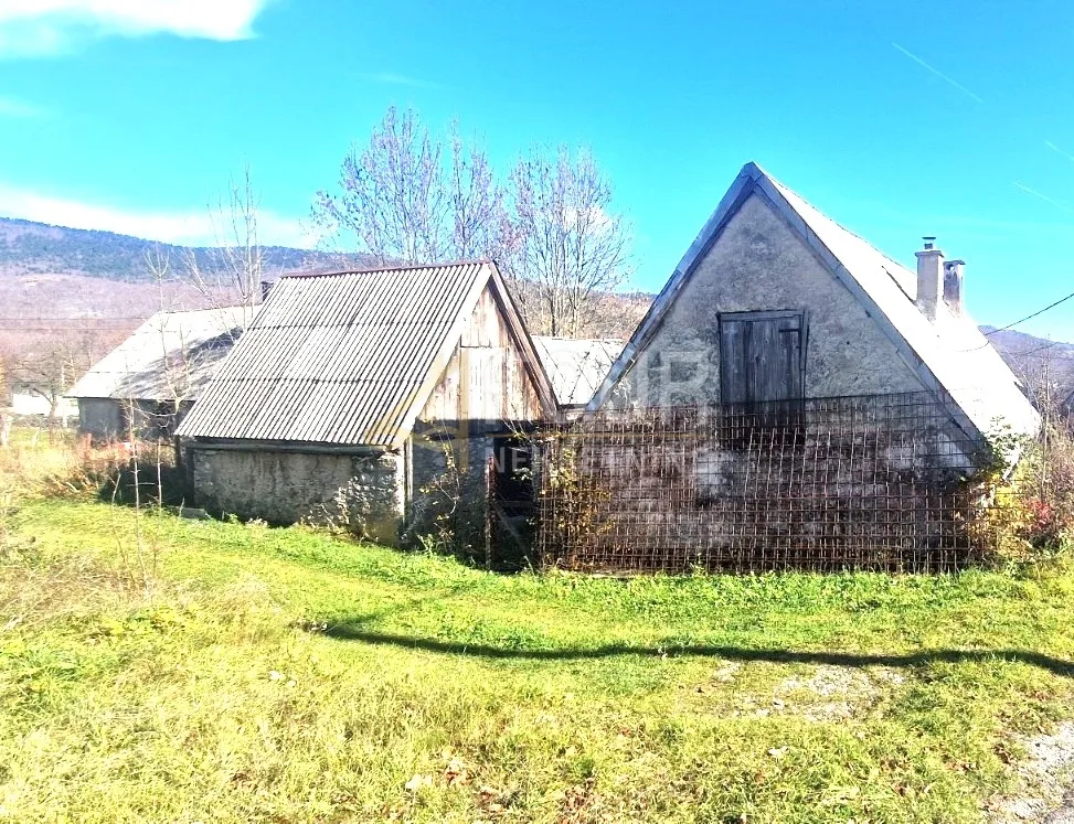 Velebit, Krasno polje, samostojeća starina s velik okućnicom - Krasno Polje, Senj
