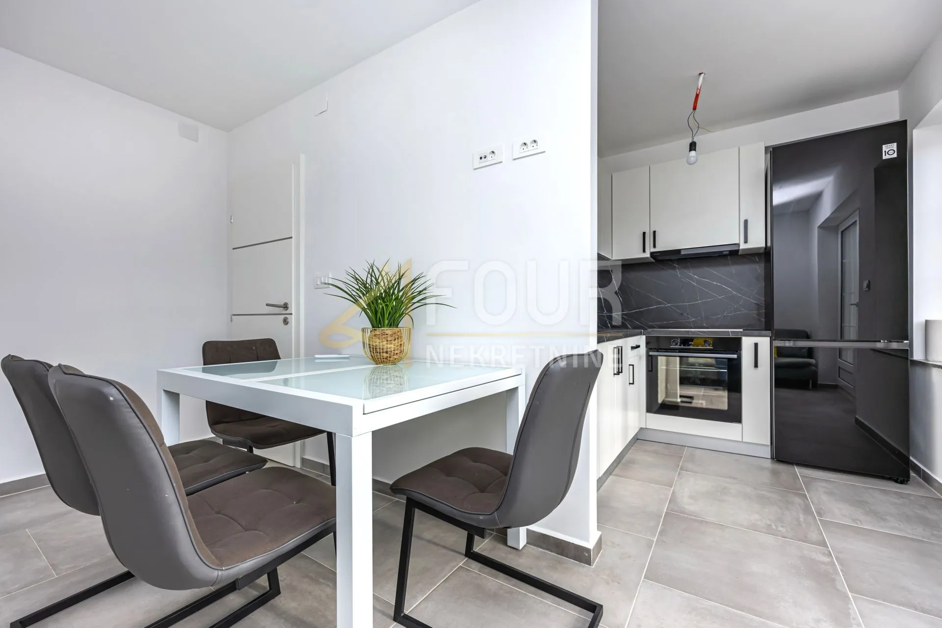 Crikvenica, 63.88m2, 3-sobni, adaptiran stan, lođa i balkon