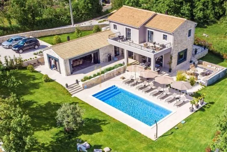 Istra, Karojba, samostojeća starina s idejnim projektom