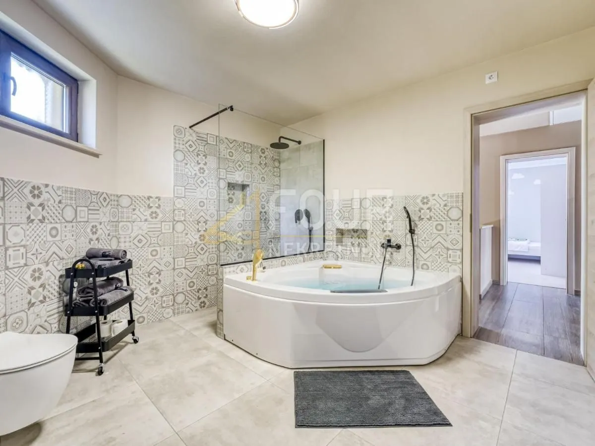 kastav, izvrsna novogradnja s bazenom, 282m2, garaža - slika 22