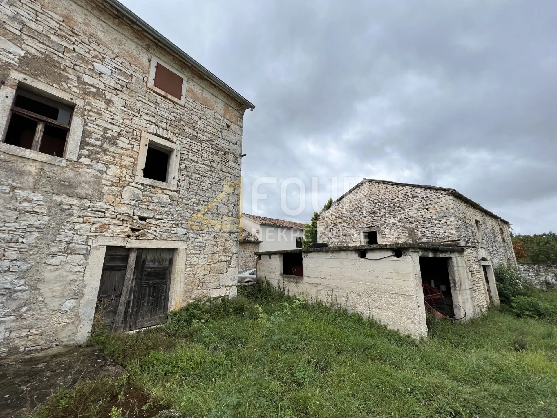 istra, svetvinčenat, dvije kamene starine s velikom okućnicom - slika 4
