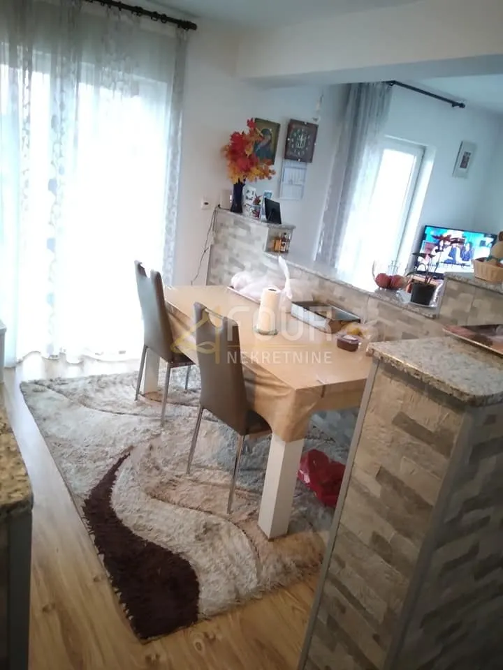Čavle, 100m2, etaža, 3s+db, balkon + dodatni objekt