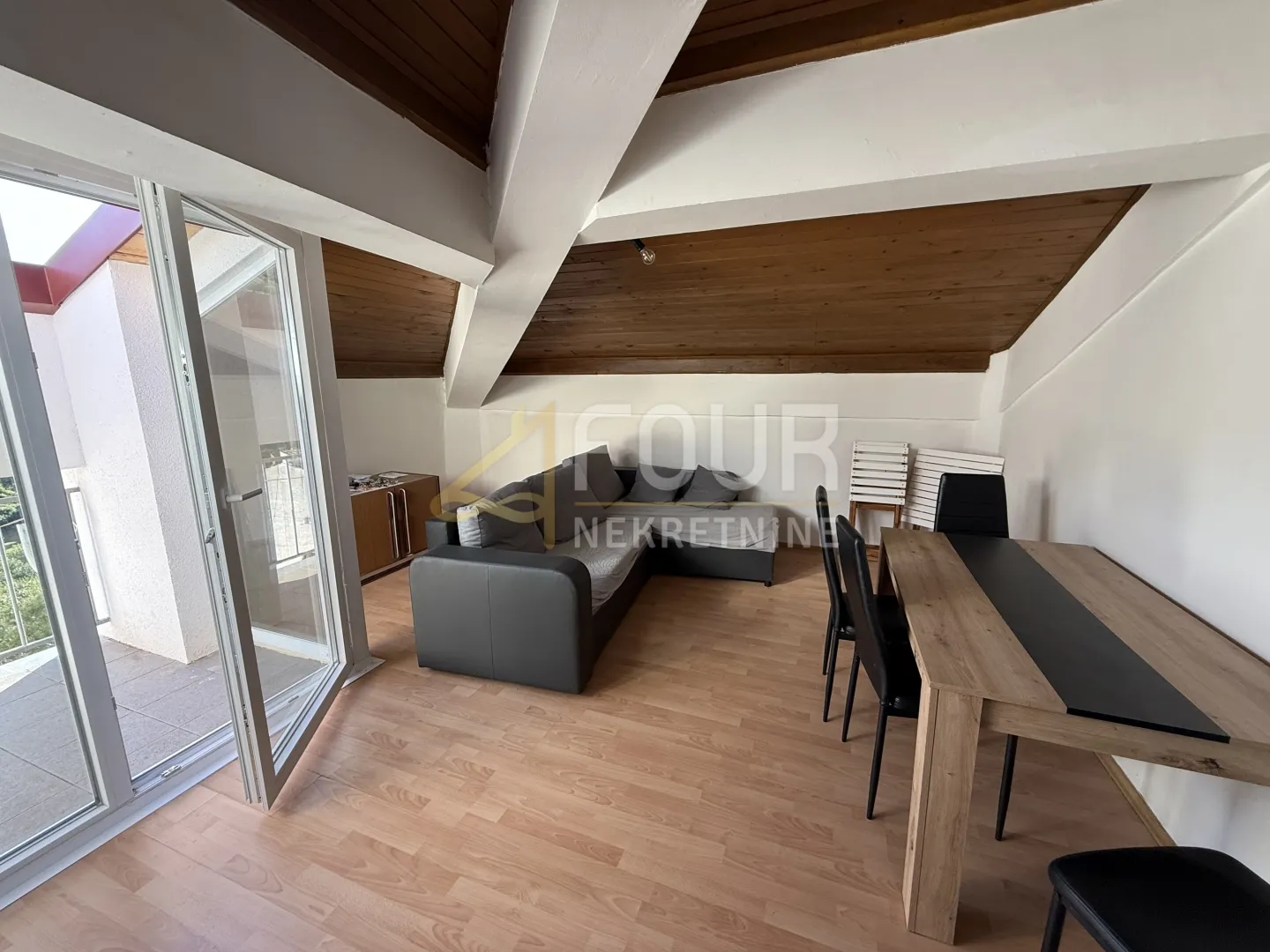Obrovac, 2s+db, 60m2, lođa