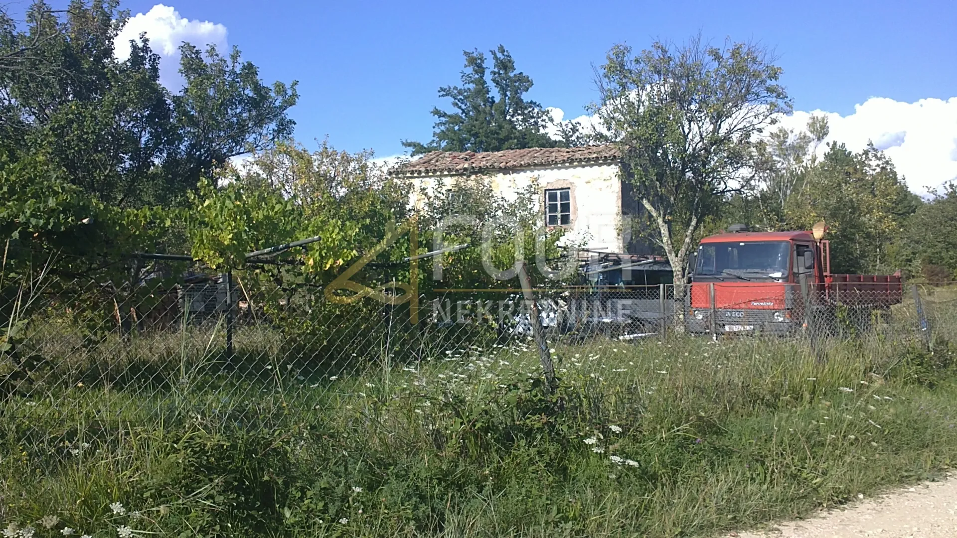 istra, hum, zemljište 17.635m2 s dvije ruševine - slika 2