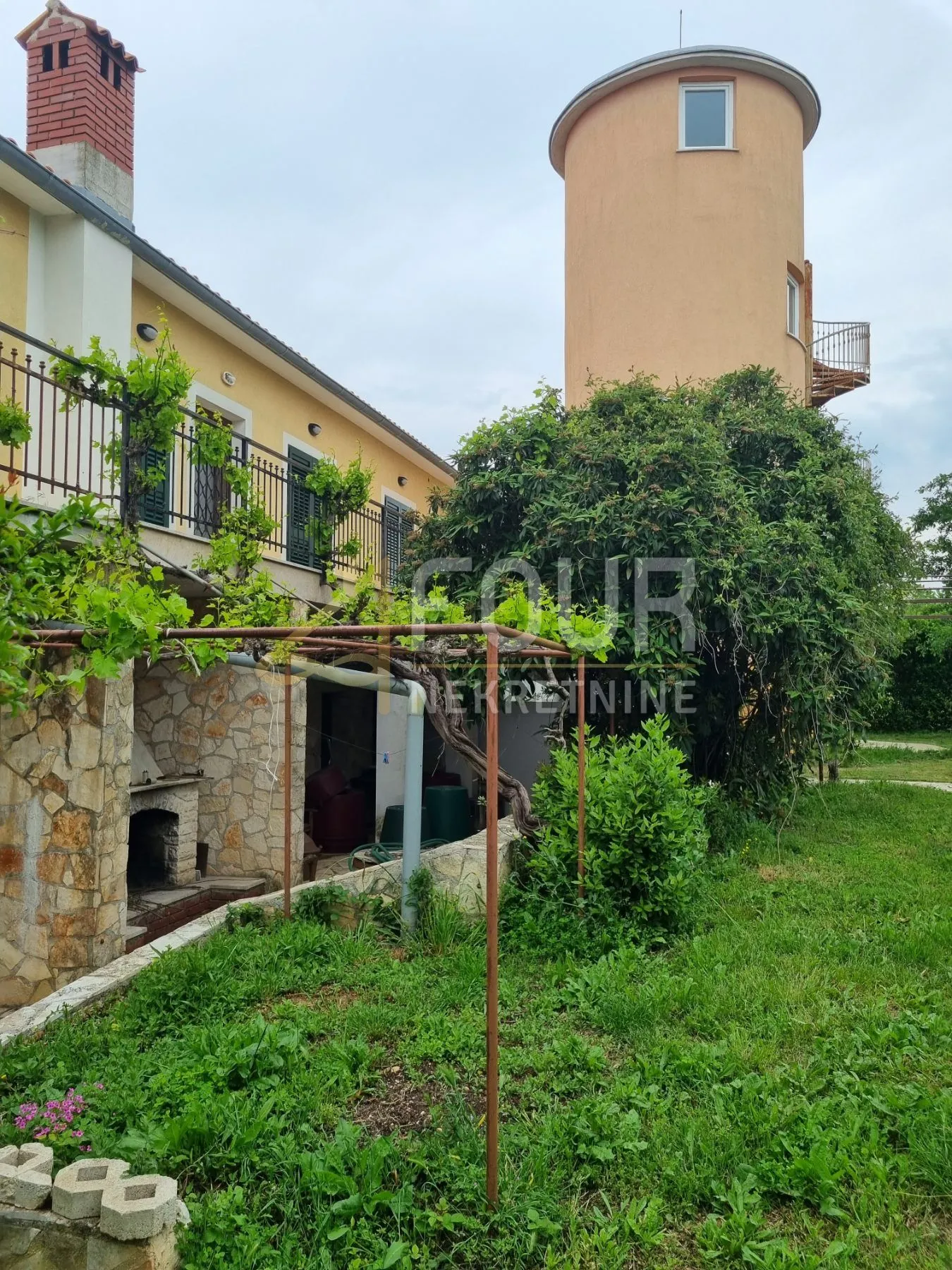 istra, pula, dvije kuće, bazen, 4 garaže, velika okućnica - slika 2