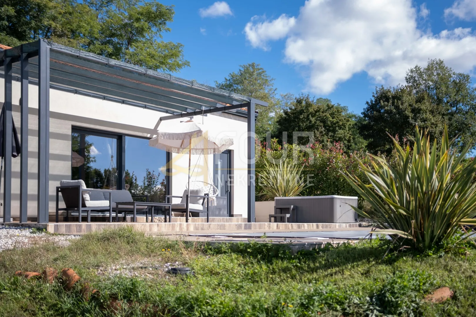 Istra, Višnjan, moderna kuća za odmor s bazenom!