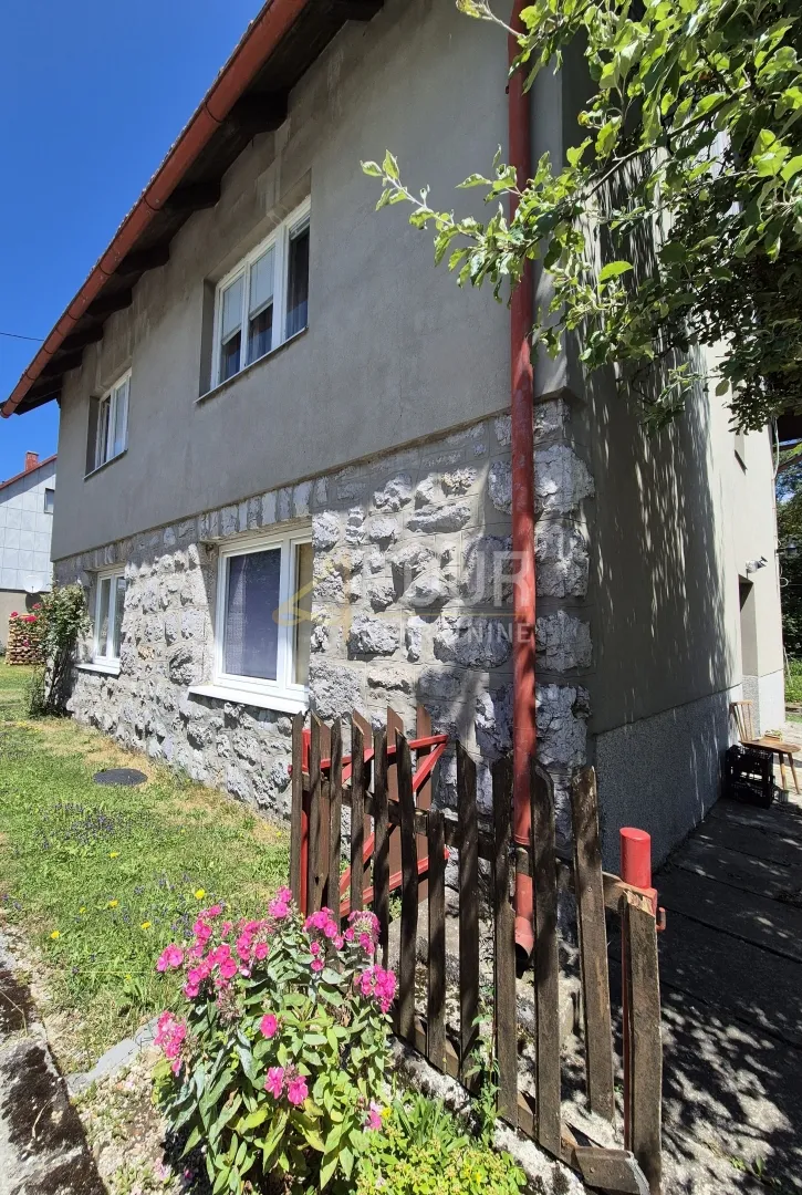 Gorski kotar, Ravna Gora, kuća s 2 stana, gosp. objektom i dvorištem