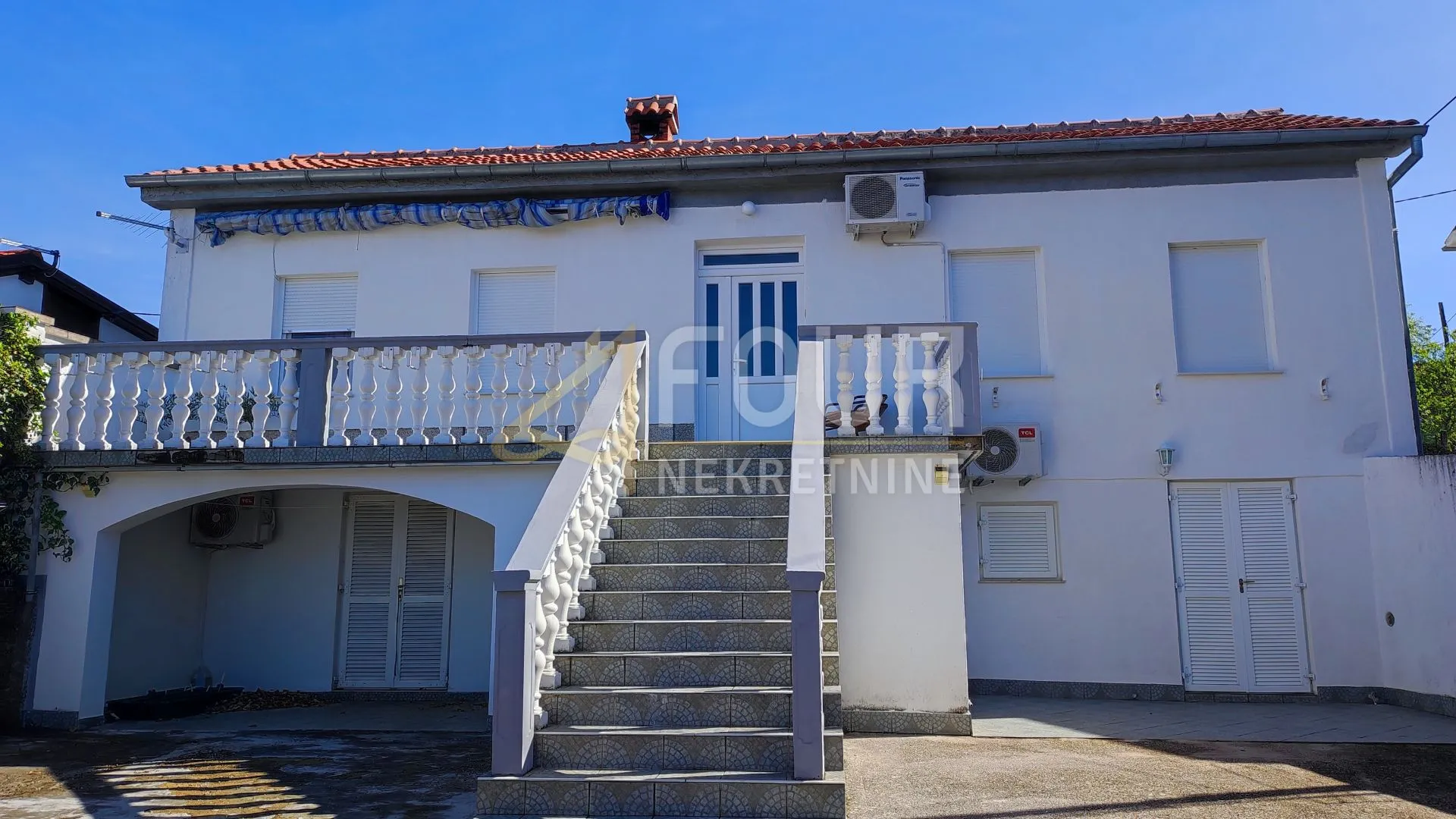 Jadranovo, samostojeća kuća s 3 apartmana - Jadranovo, Crikvenica