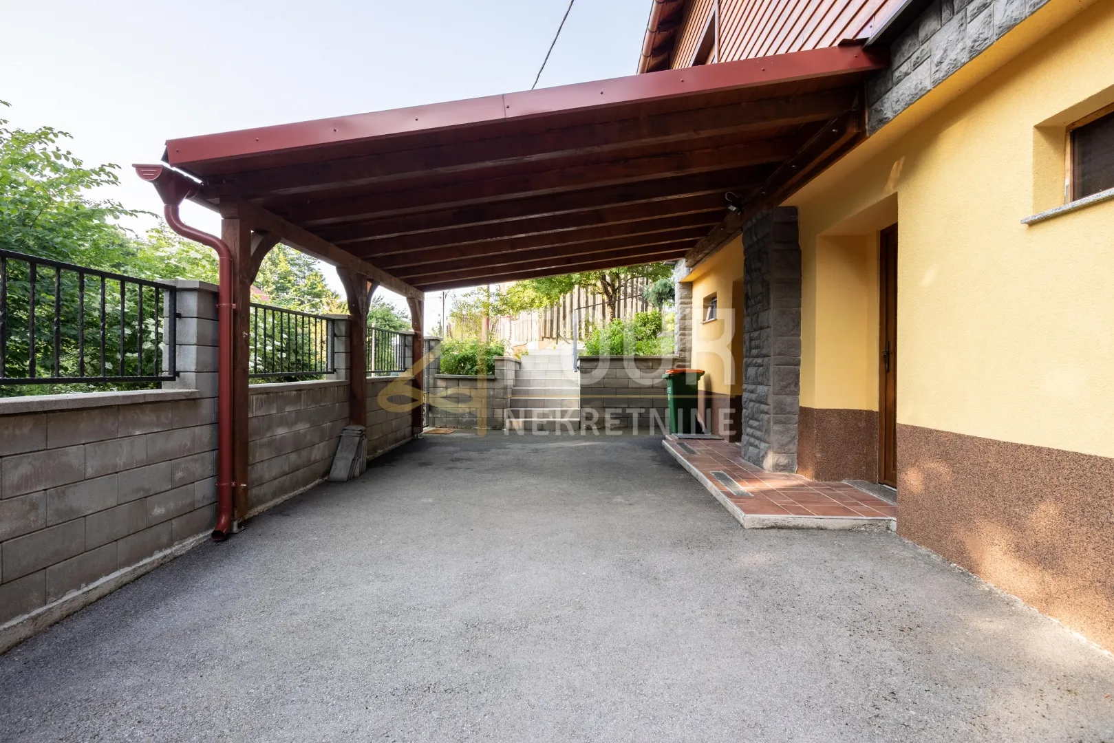 gorski kotar, brod moravice, prostrano imanje - kuća s dva stana - slika 50