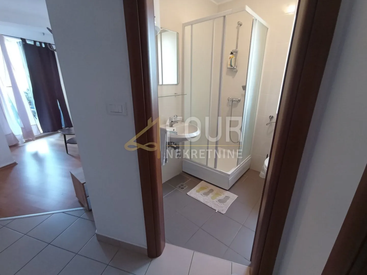 otok krk, grad krk, 42.68m2, 1s+db, terasa i vrt 45.50m2 - slika 11