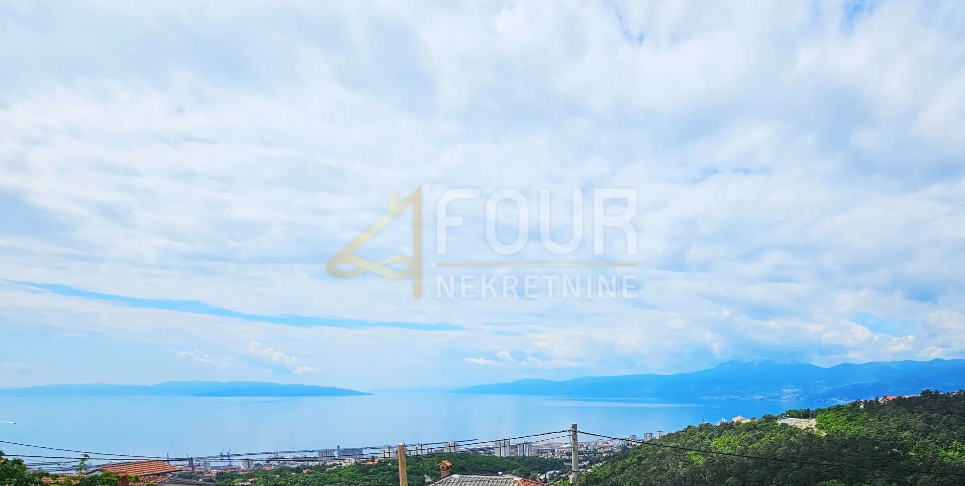 Rijeka, Pulac, samostojeća kuća s 3 stana i 3 garaže, bazen, panoramski pogled