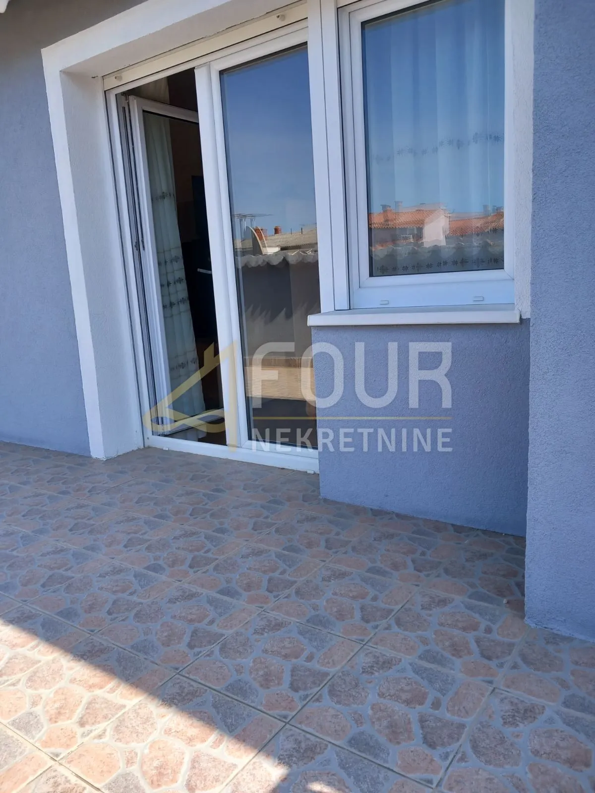 istra, pula, kuća s garažom, dodatnim apartmanom i dvorištem - slika 43