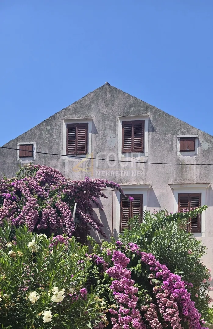 Mali Lošinj, 488m2, kamena starina 100m od mora