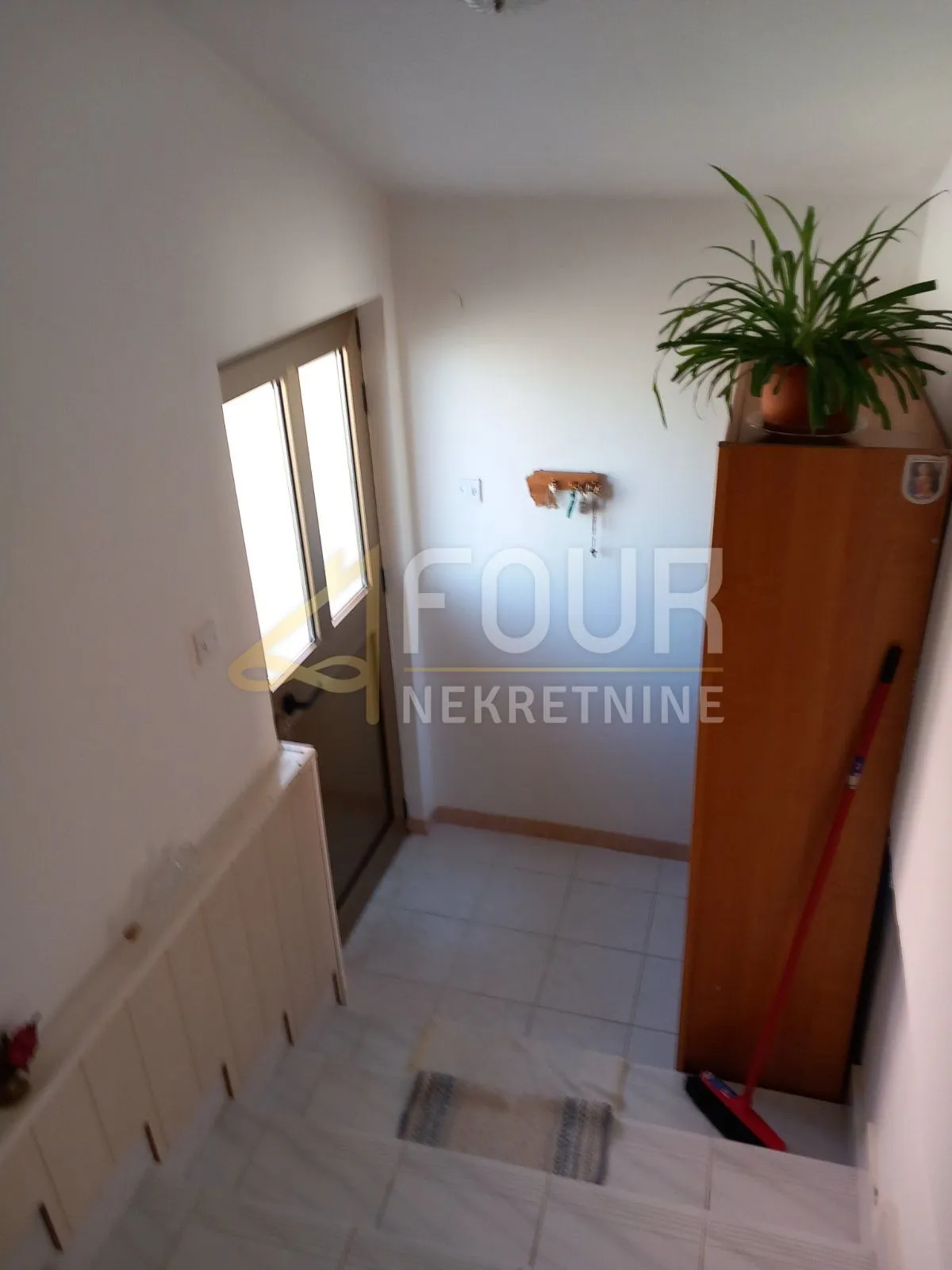 istra, pula, kuća s garažom, dodatnim apartmanom i dvorištem - slika 40
