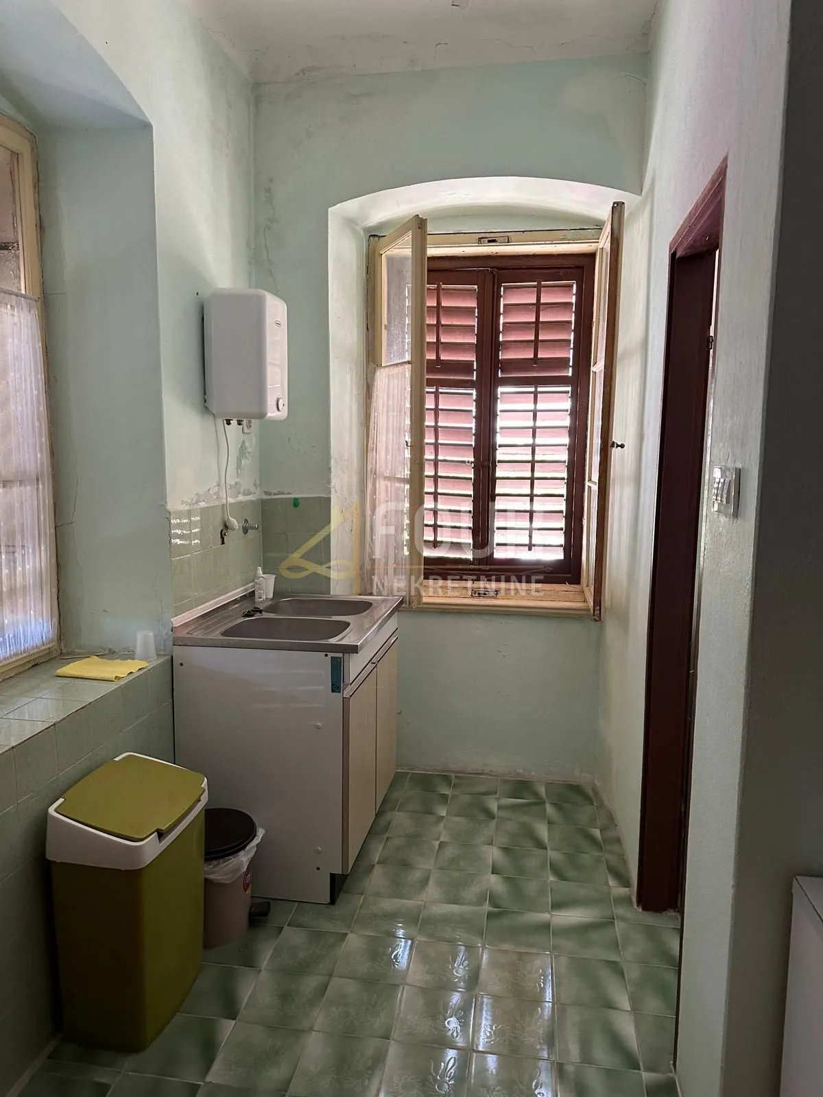 mali lošinj - centar, 320m2, kuća s dvorištem, potencijal! - slika 17
