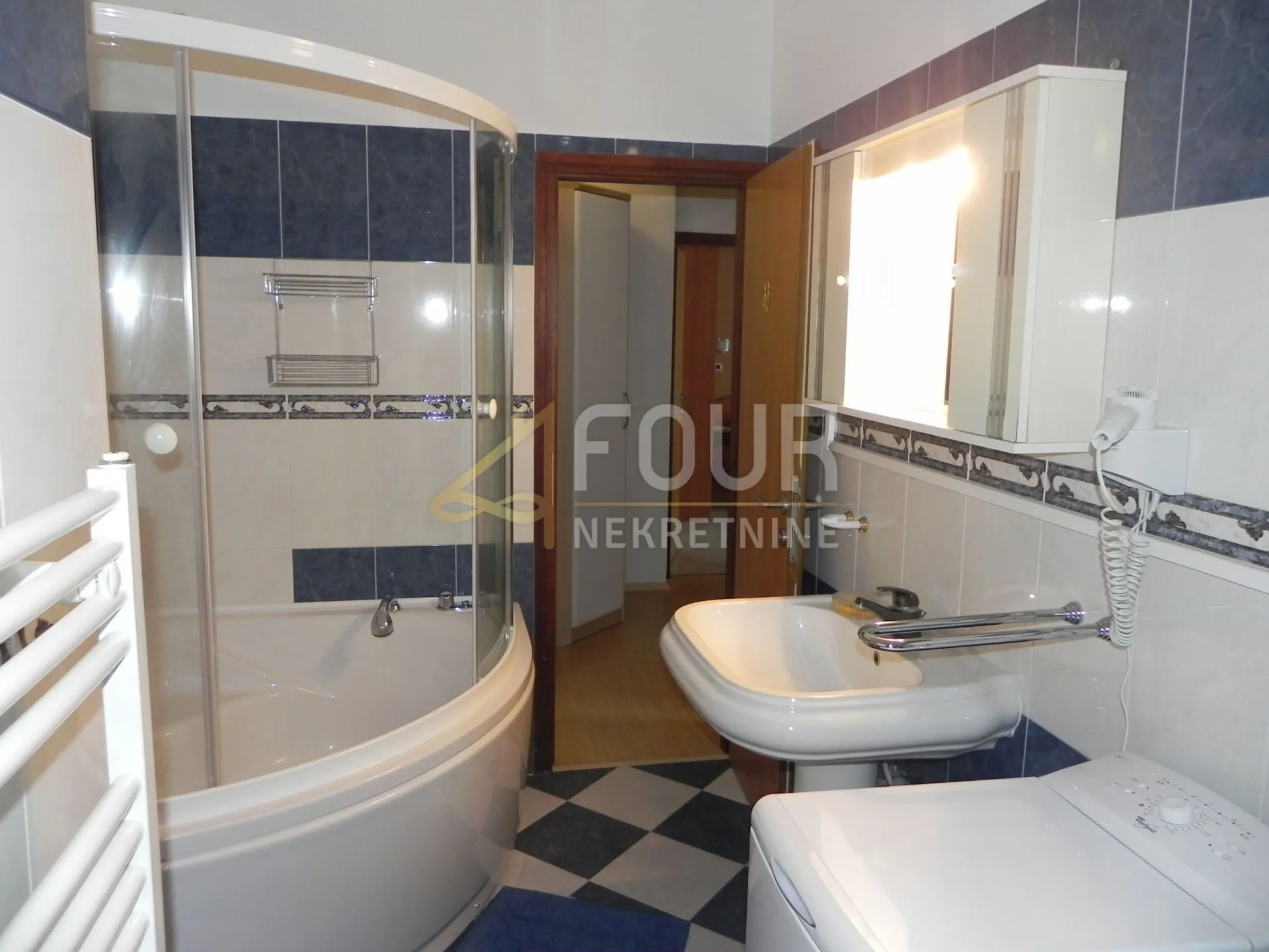 ista, rovinj, etaža s dva stana, 122m2, terasa i balkon - slika 9