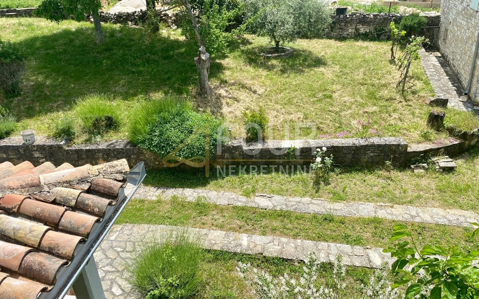 istra, višnjan, dvije kuće, vanjski bazen, garaže, okućnica - slika 33