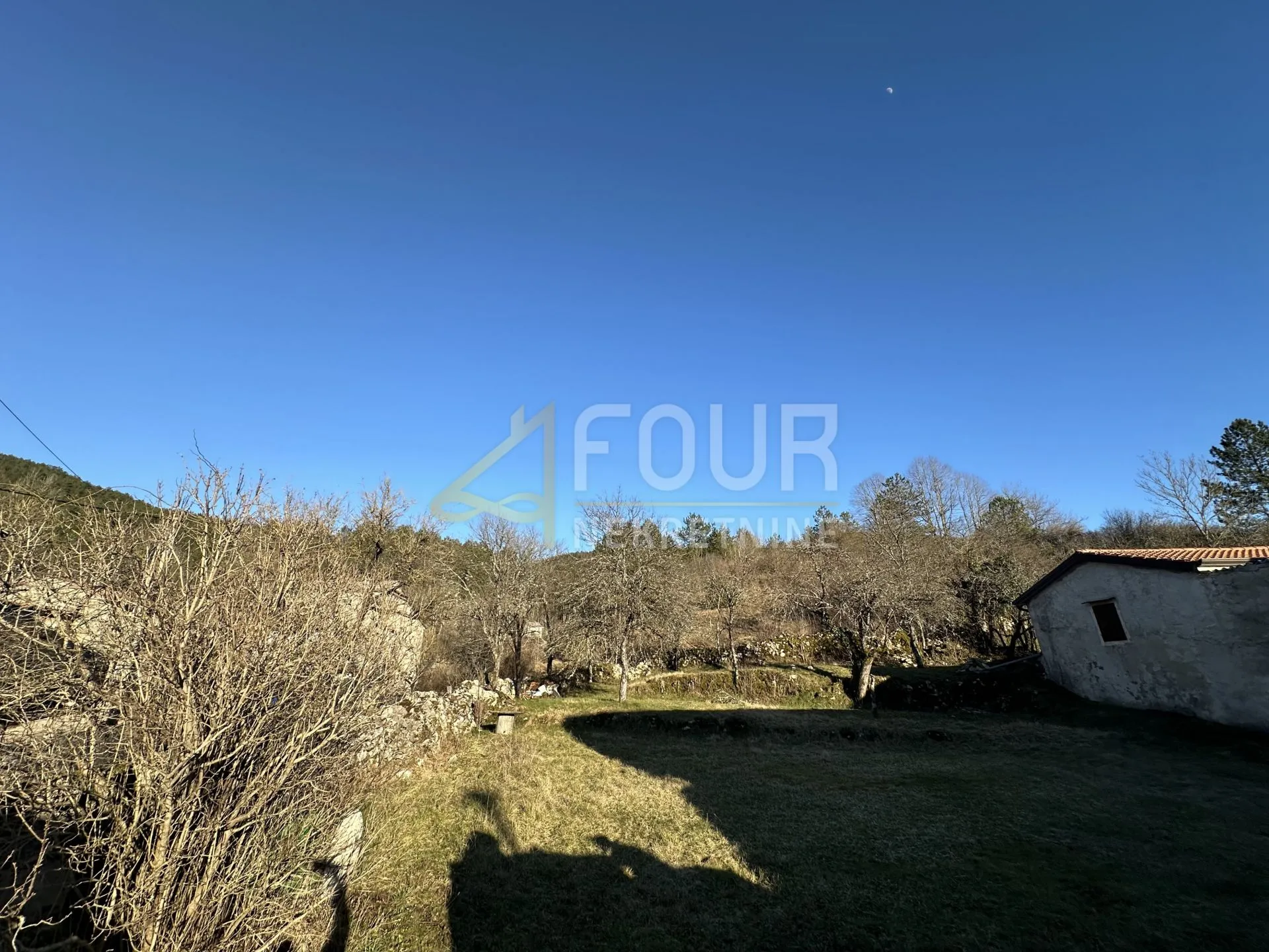 Istra, Buzet - okolica, kamena kuća u roh-bau izdanju