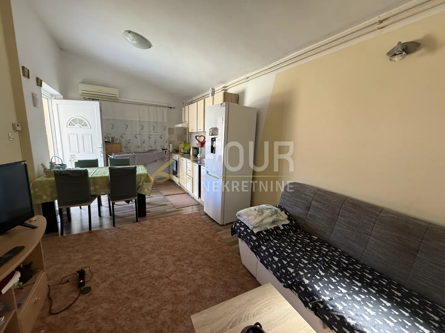 istra, pula, kuća s garažom, dodatnim apartmanom i dvorištem - slika 19