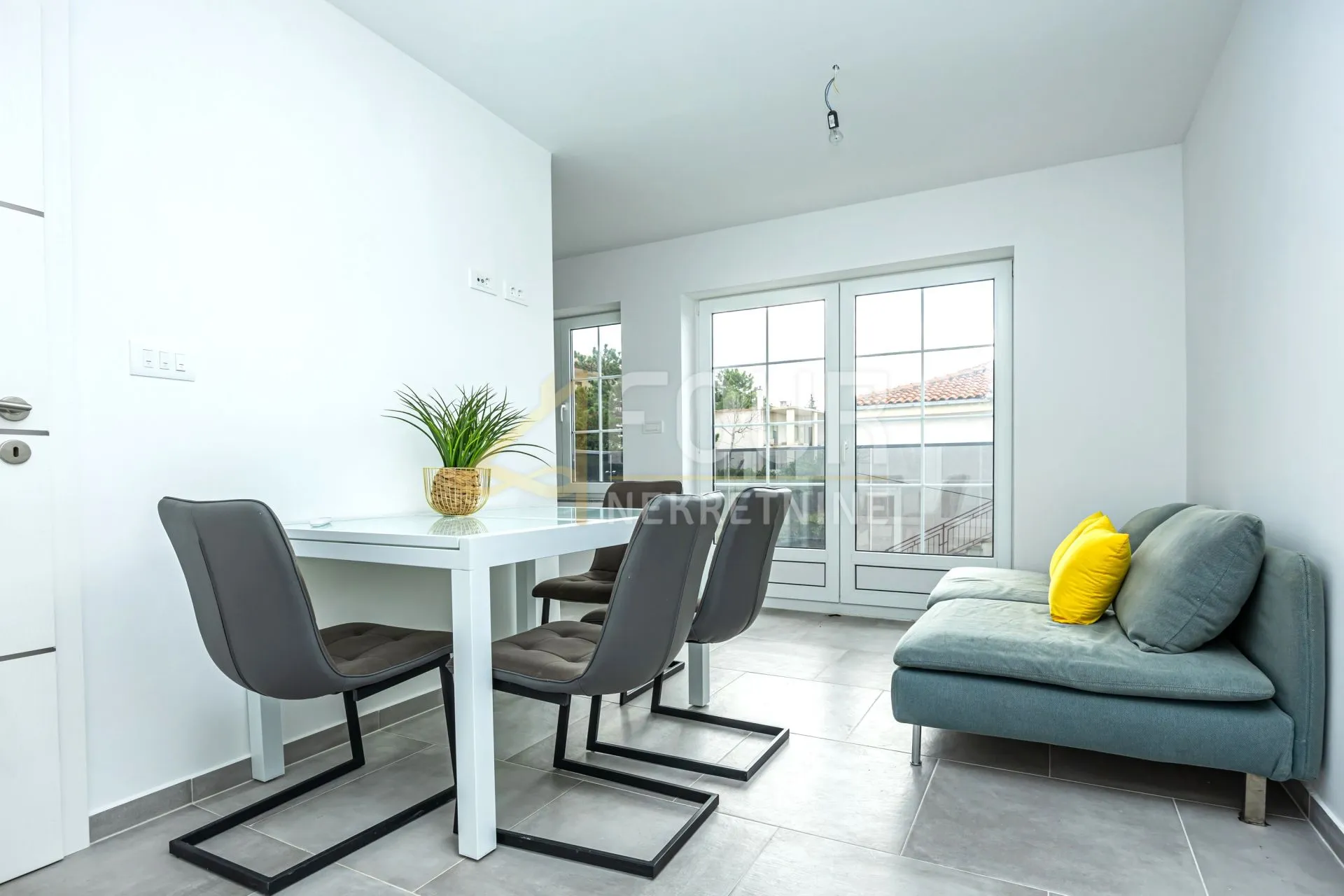 crikvenica, 63.88m2, 3-sobni, adaptiran stan, lođa i balkon - slika 2