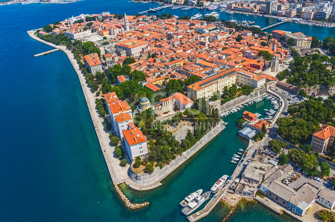 Zadar, Bibinje, poslovno-stambeni objekt 1.red do mora!