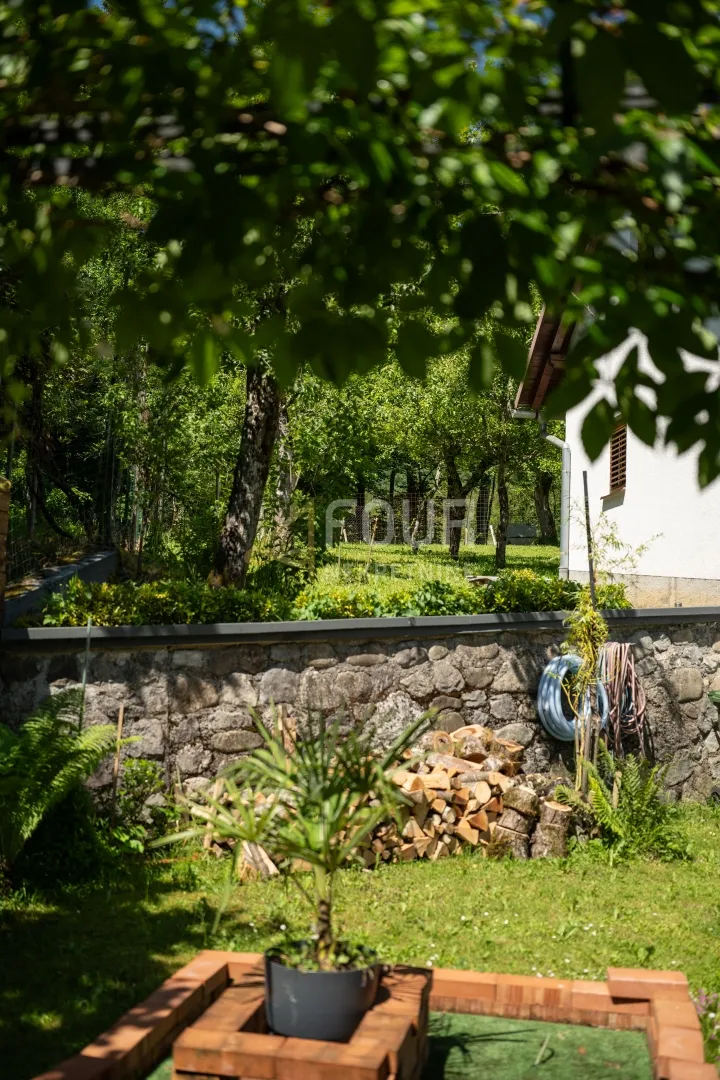 gorski kotar, okolica delnica, dvije kuće - slika 27