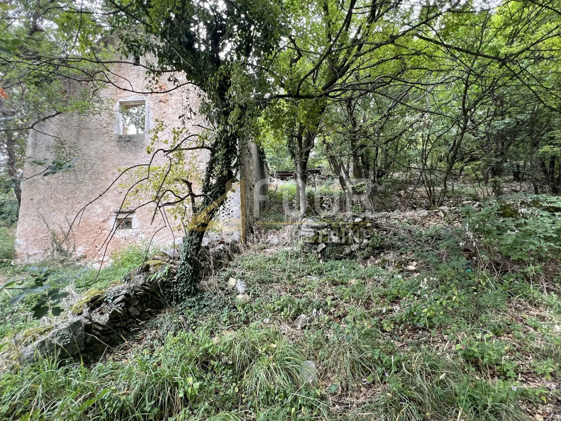 Hreljin, ruševina s okućnicom od 1.617m2 - Hreljin, Bakar