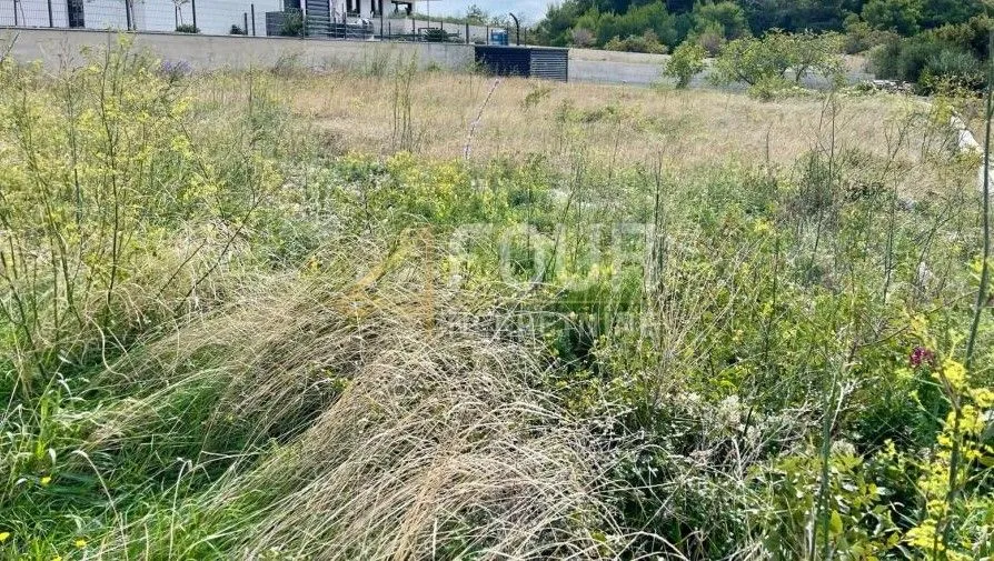 Otok Krk, Punat, atraktivno građevinsko zemljište za kuću s bazenom