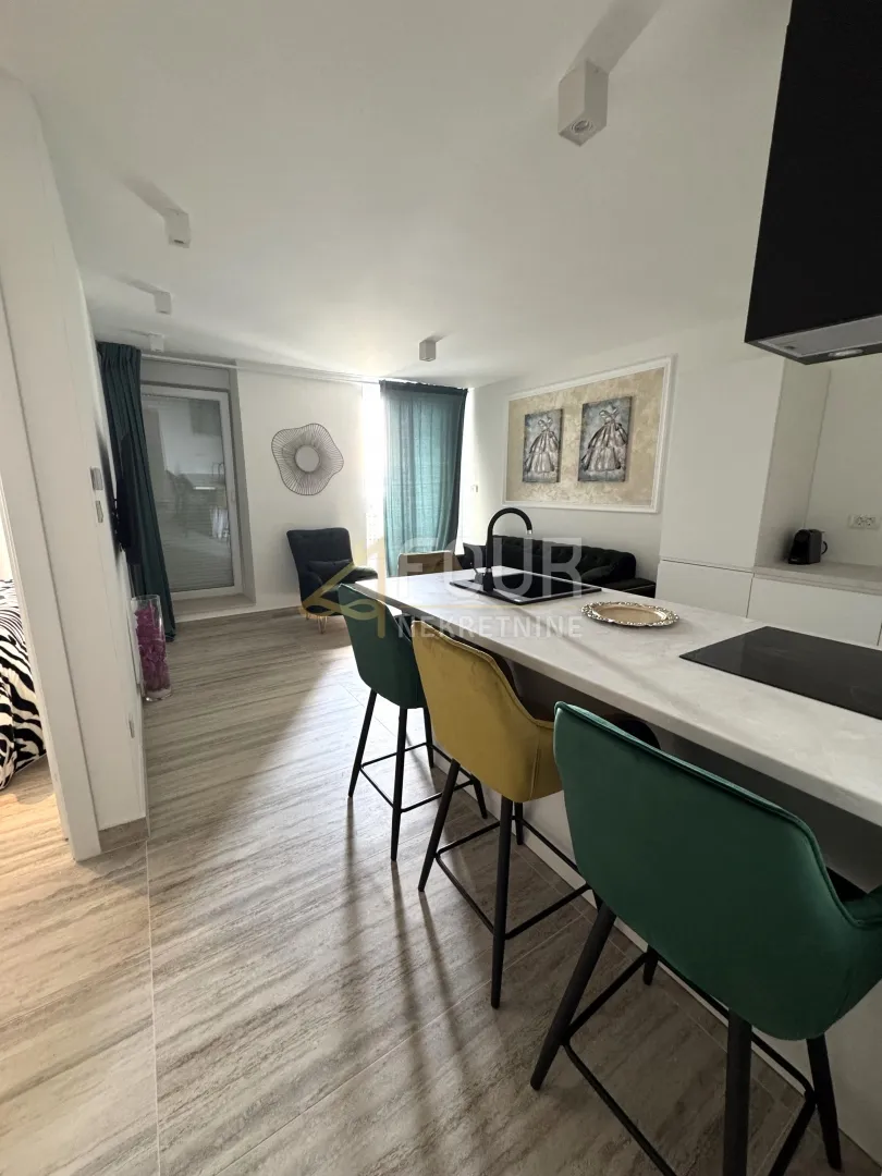 rijeka, podmurvice, vrhunska vila s 5 stanova i posebnom kućicom - slika 29