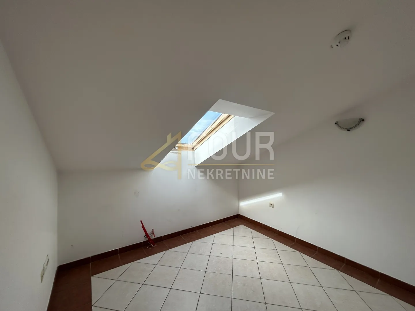 novi vinodolski, 158.54m2, u naravi 2 stana, 2 balkona, 50m od mora! - slika 8