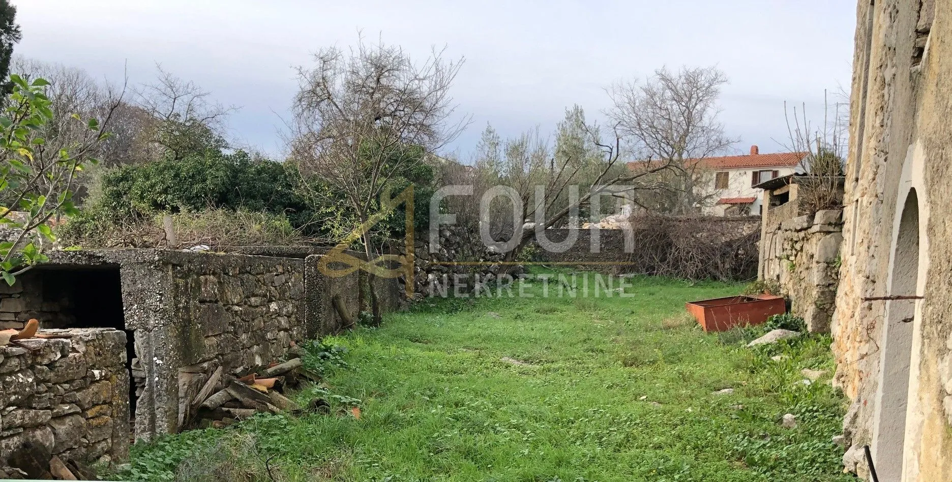 Otok Krk, Žgaljići, zemljište od 1.073m2 s kamenom starinom - Brusići, Krk