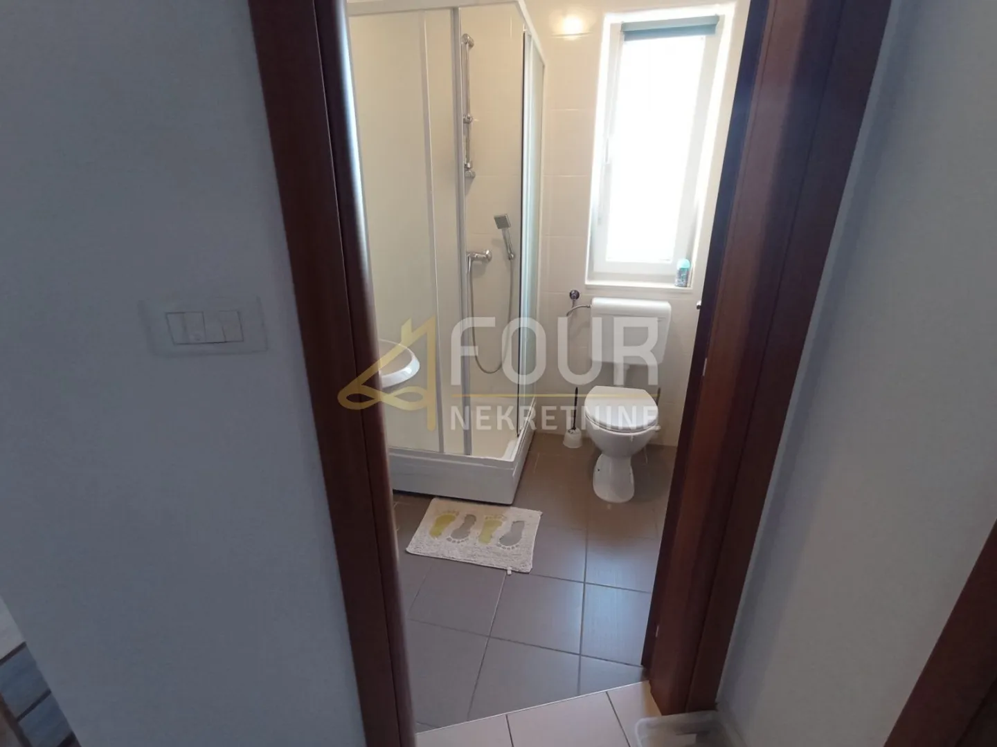 otok krk, grad krk, 42.68m2, 1s+db, terasa i vrt 45.50m2 - slika 12