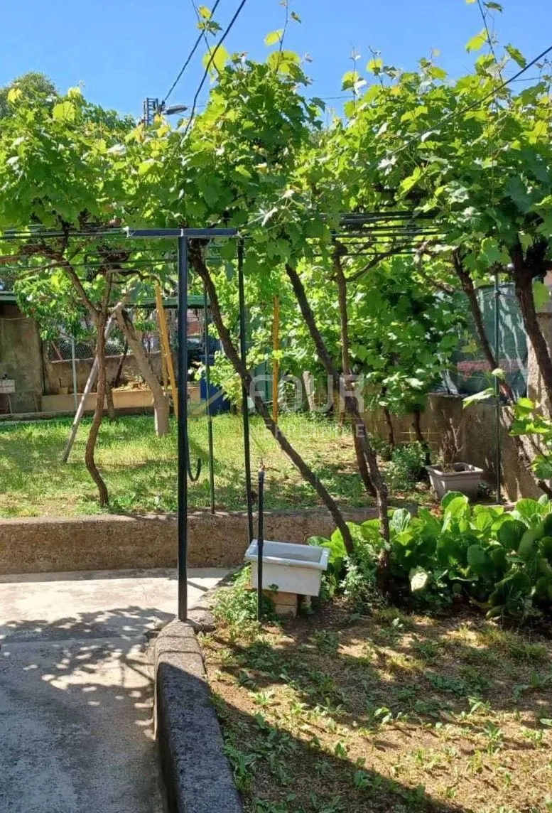 Rijeka, Banderovo, kuća s dva stana i pomoćnim objektom