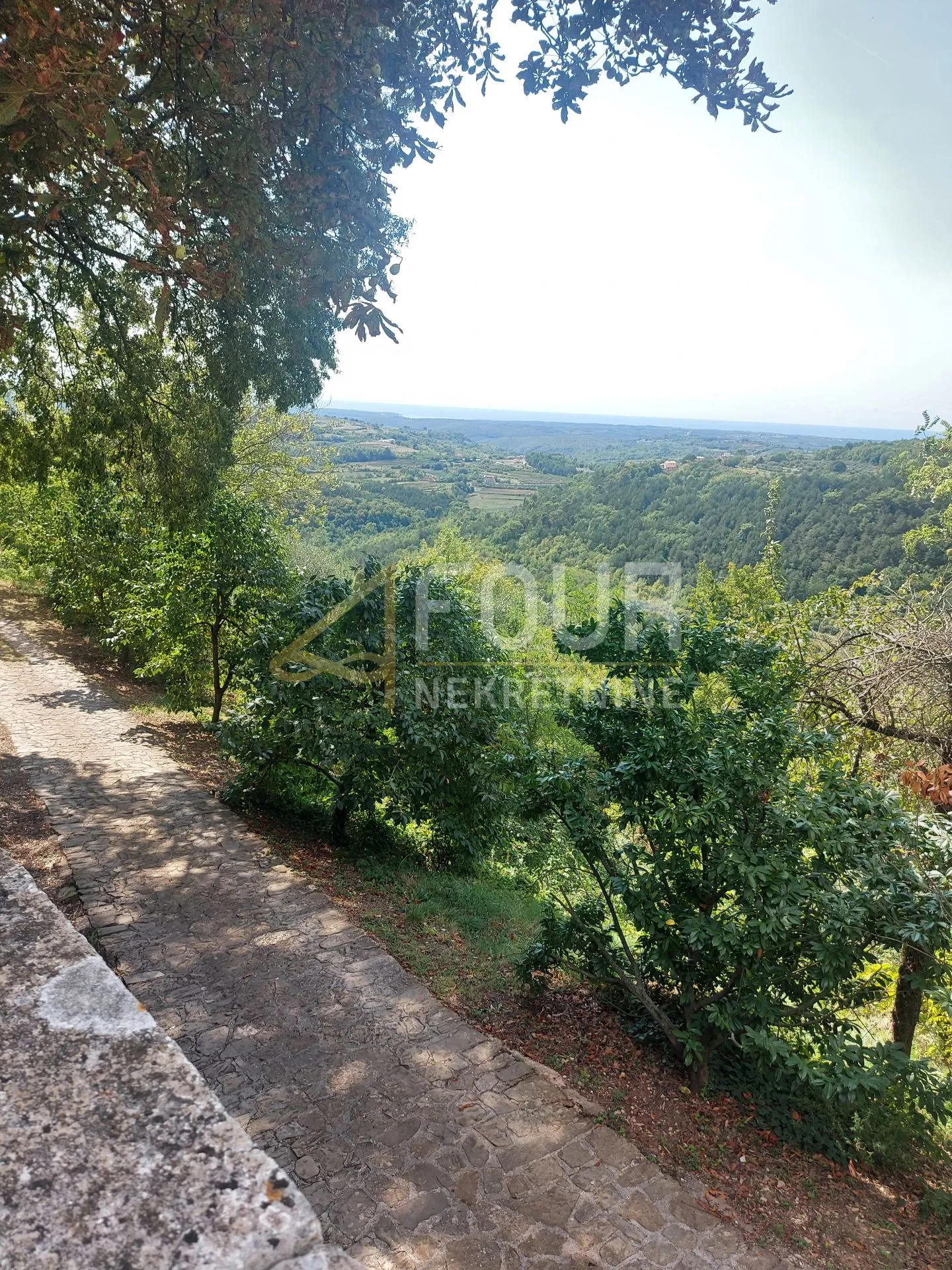 istra - grožnjan - starina u samoj jezgri grada - slika 3