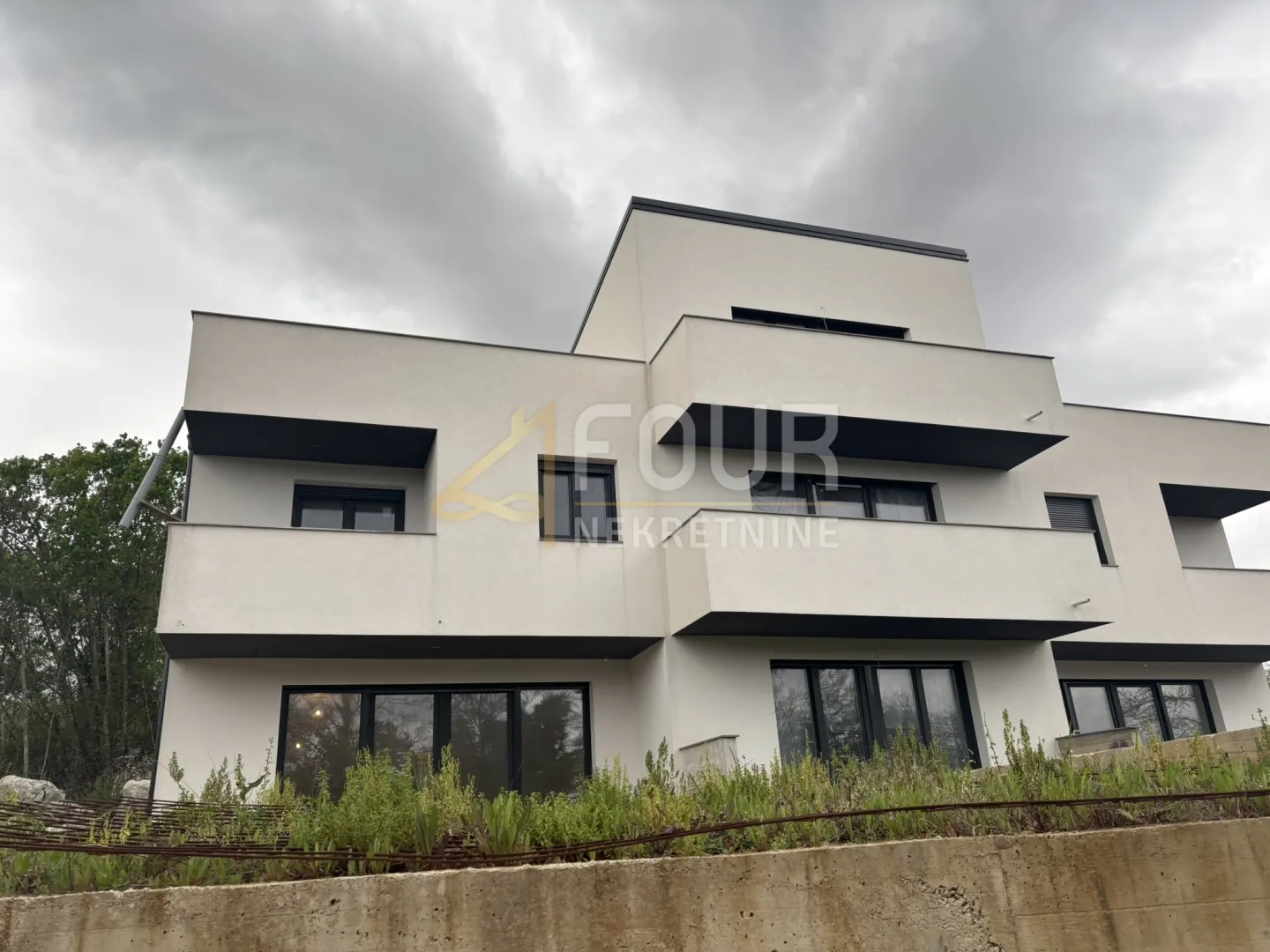 Kastav, 3s+db - višeetažni, 120m2, krovna terasa, okućnica